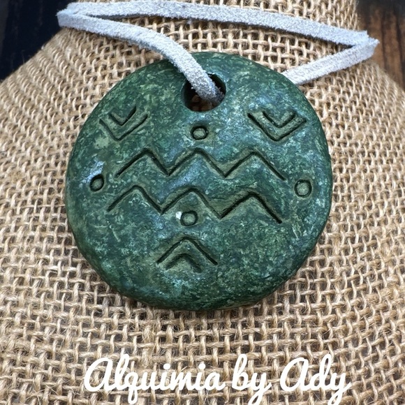 Round clay leather rope Green Stone Pendant Necklace - Picture 1 of 1